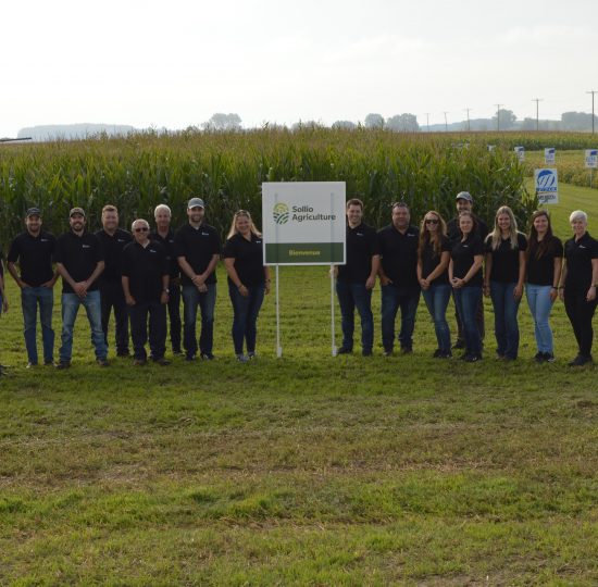 Employés de Covris Coopérative sur le terrain de leurs parcelles