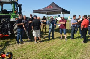 Plusieurs gens visitent nos installations