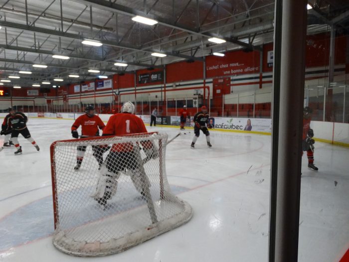 Rivalité amicale au match de hockey Covris